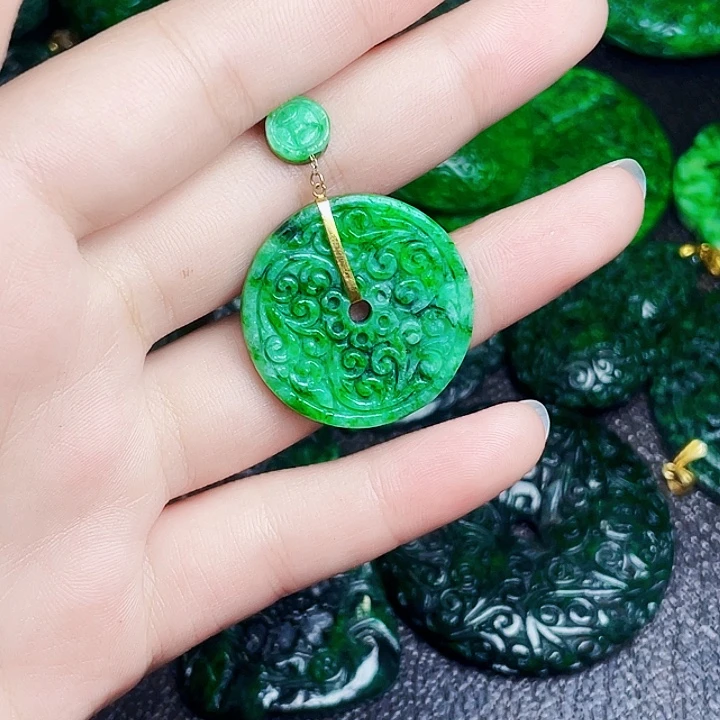 翡翠18K金镶嵌颈饰多样性