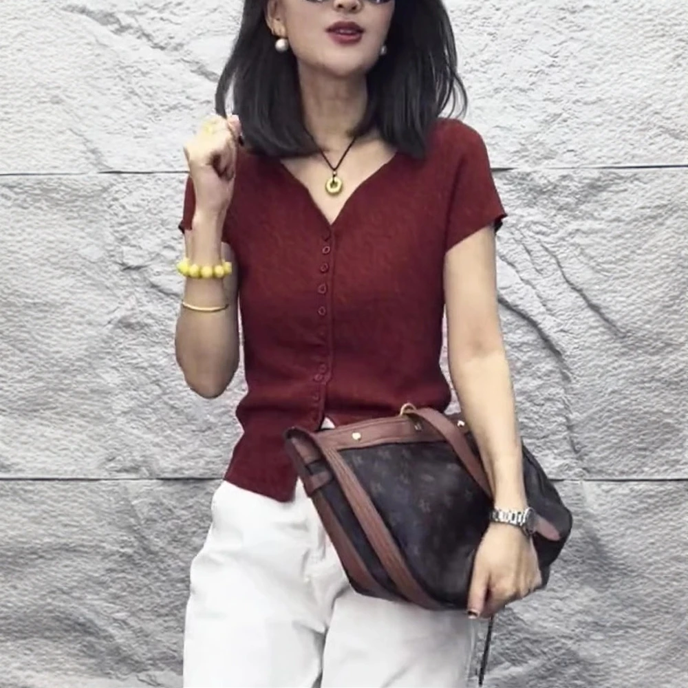 时尚气质轻熟风修身显瘦单排扣暗红色短袖v领简约上衣百搭纯欲t恤