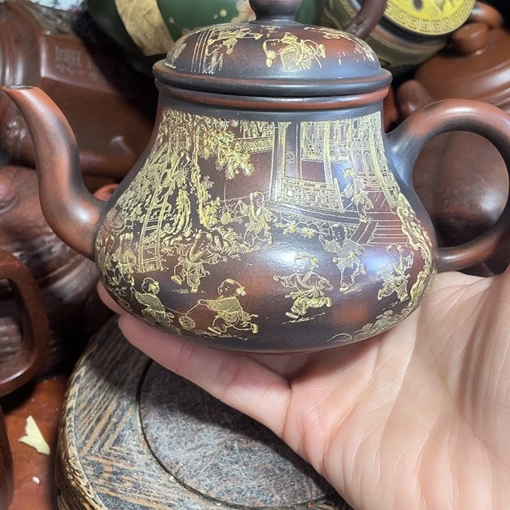 茶壶紫砂原矿泥料，手工制作的一把紫砂壶。