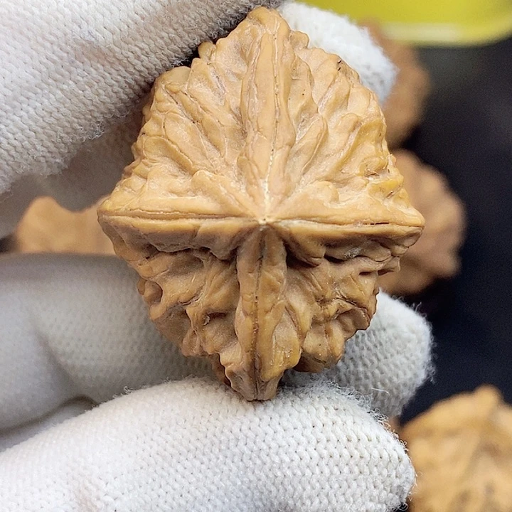 文玩核桃吊坠阳**带虫咬瑕疵不退不换
