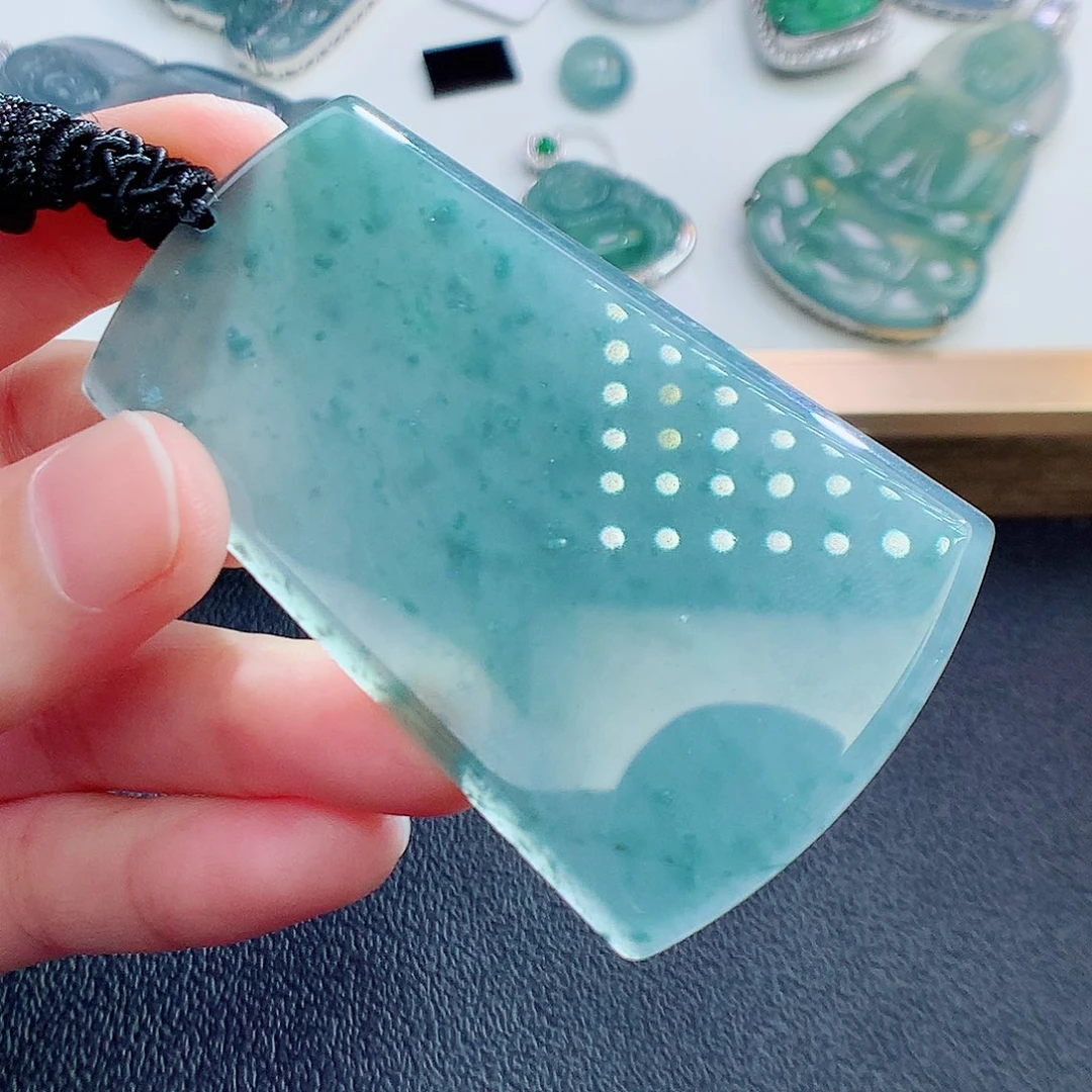 翡翠挂件未镶嵌翡翠