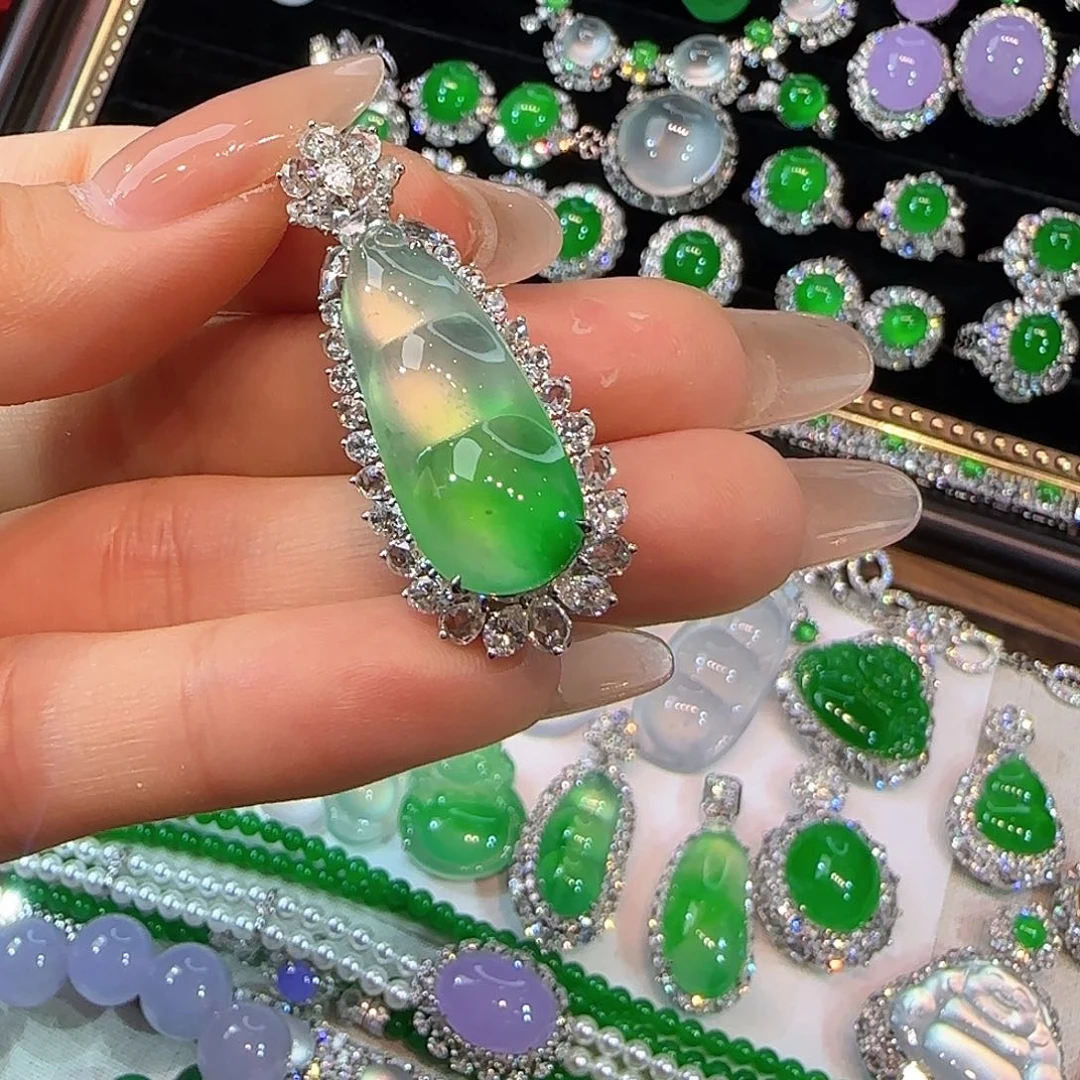 翡翠18K金镶嵌颈饰