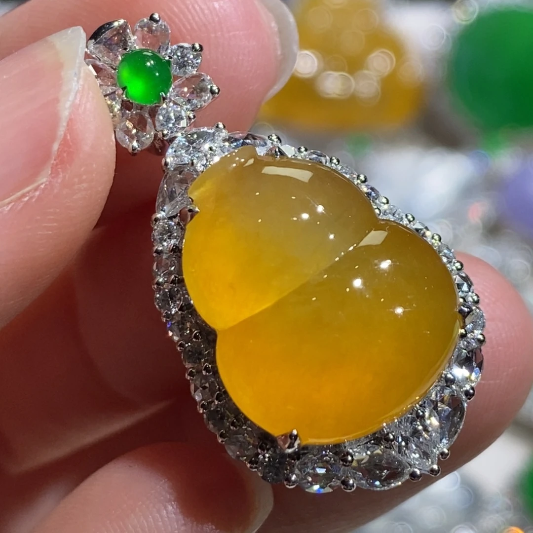 翡翠18K金镶嵌颈饰葫芦