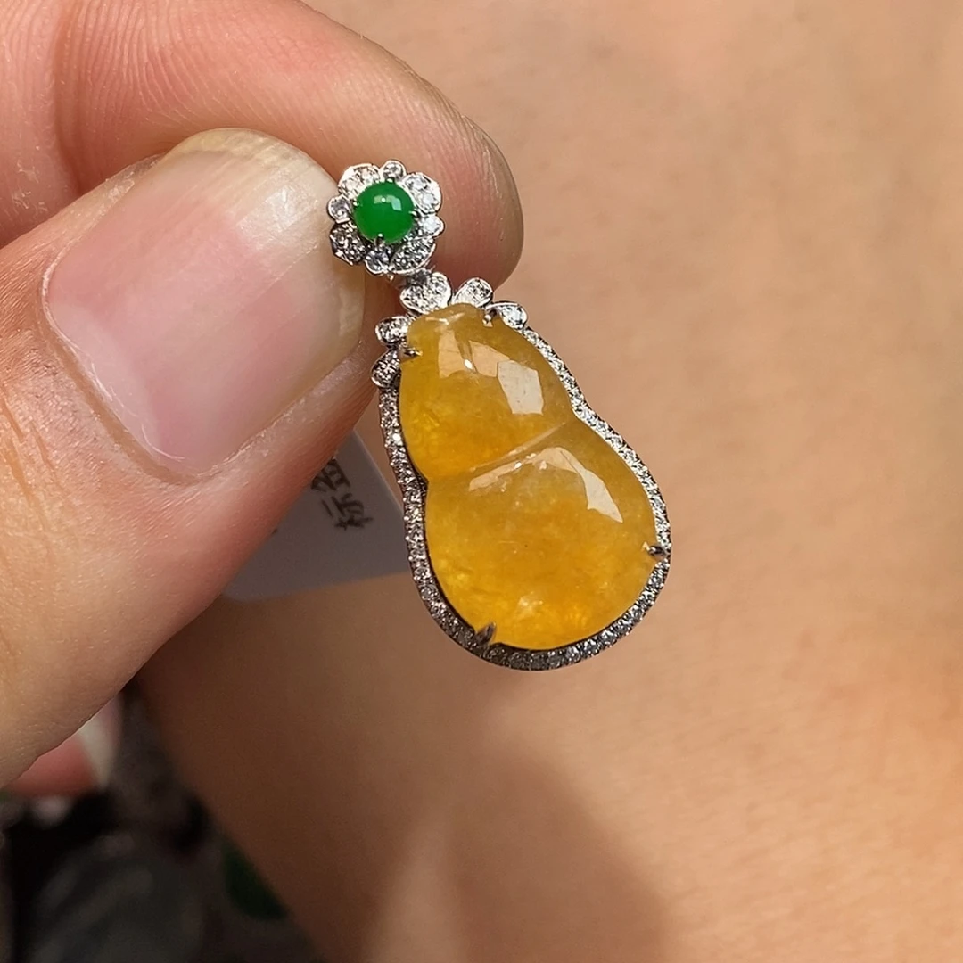 翡翠18K金镶嵌颈饰葫芦