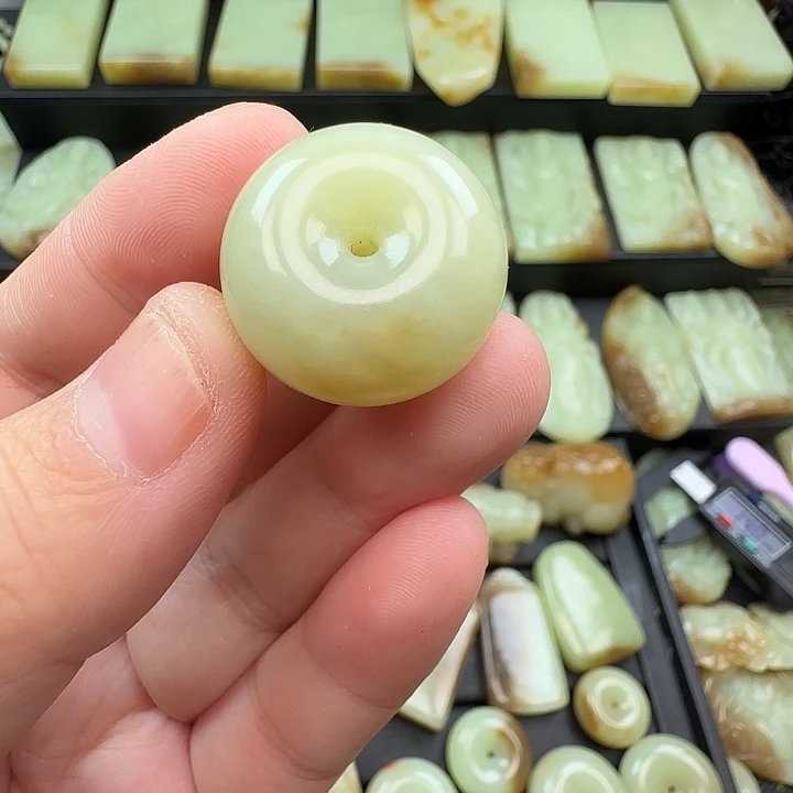 袁***袁和田玉未镶嵌颈饰