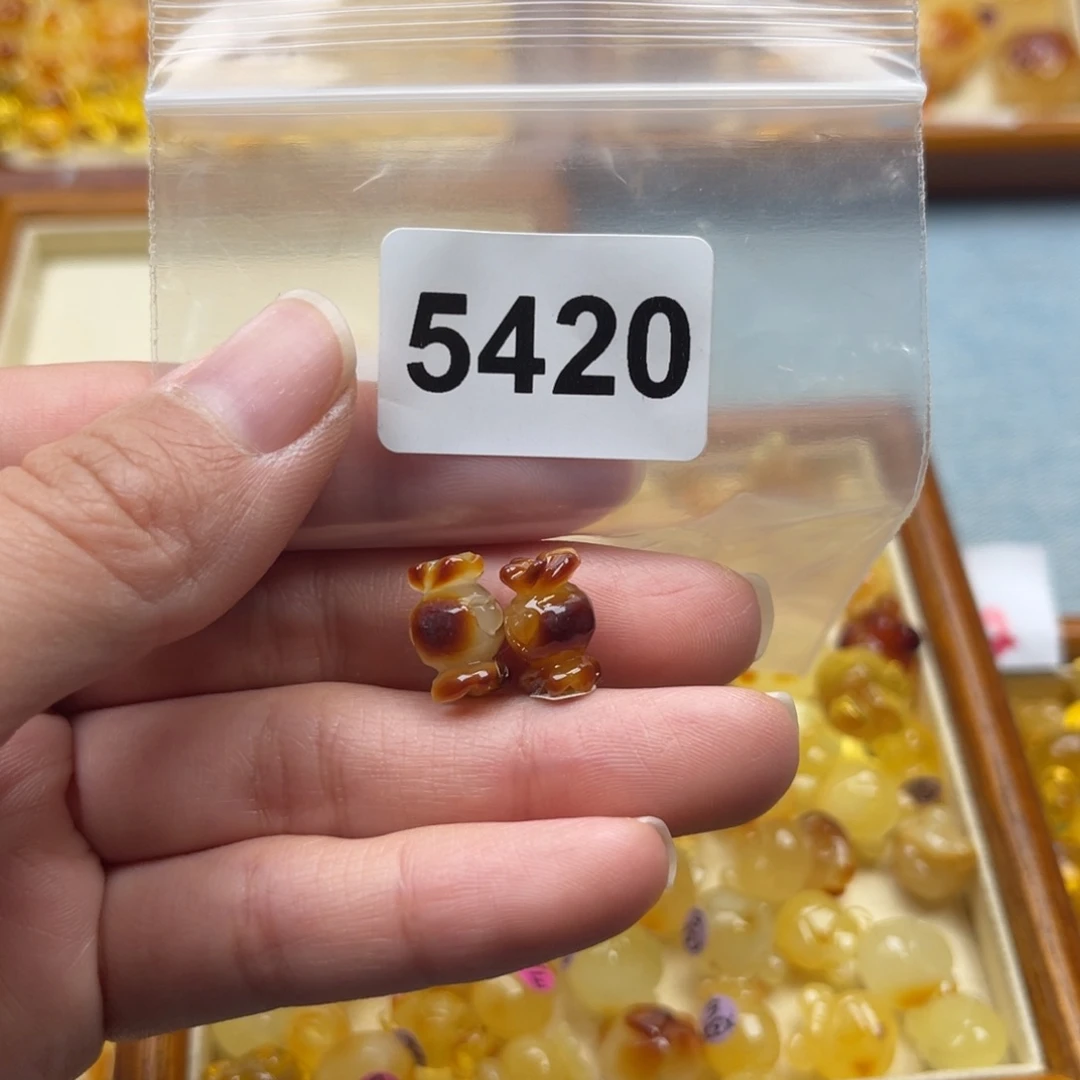 琥珀珠宝奇石未镶嵌