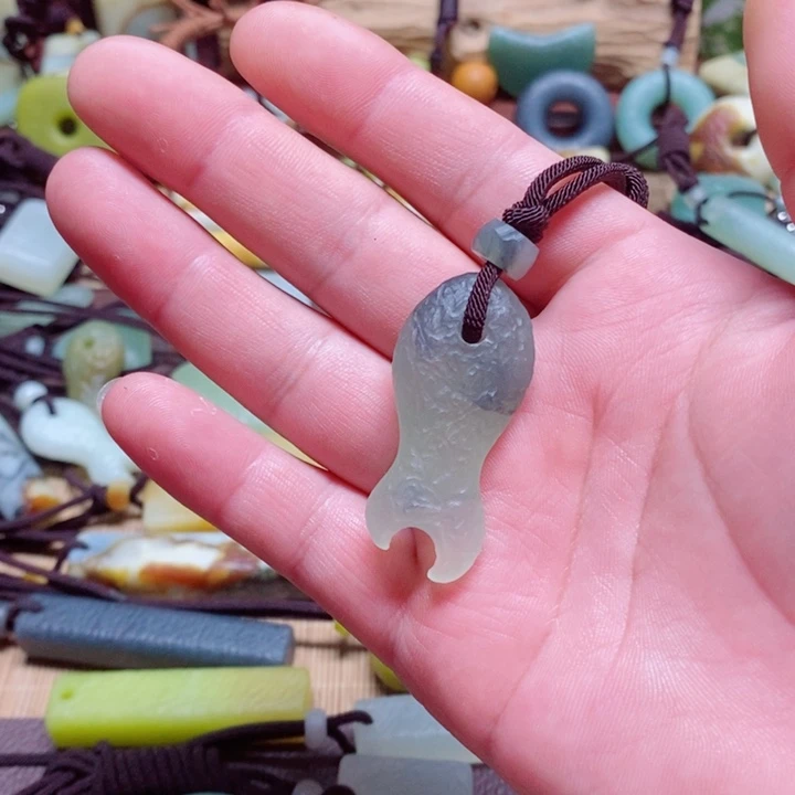 蛇纹石玉挂件未镶嵌山**属