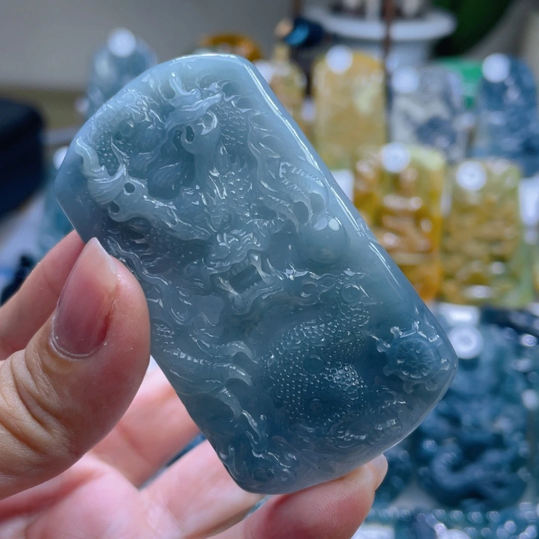 翡翠未镶嵌颈饰龙