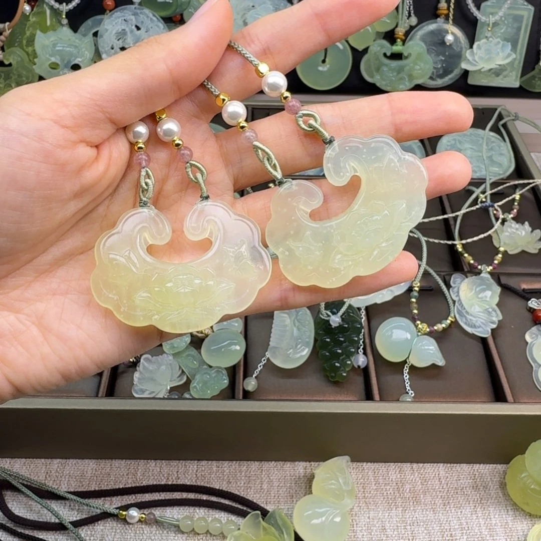 岫玉未镶嵌吊坠(赠链)一个