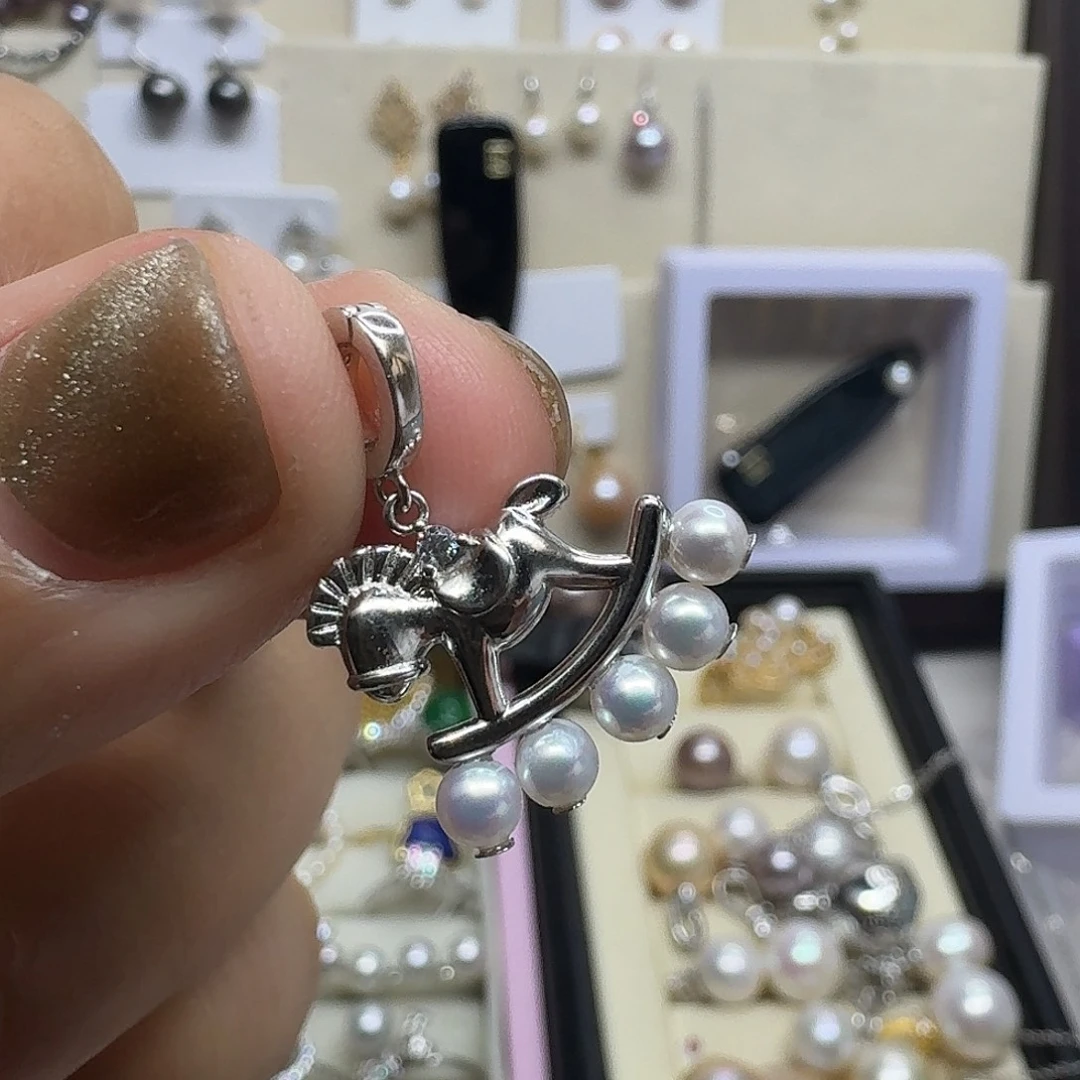 银S925镶嵌淡水珍珠颈饰小马吊坠