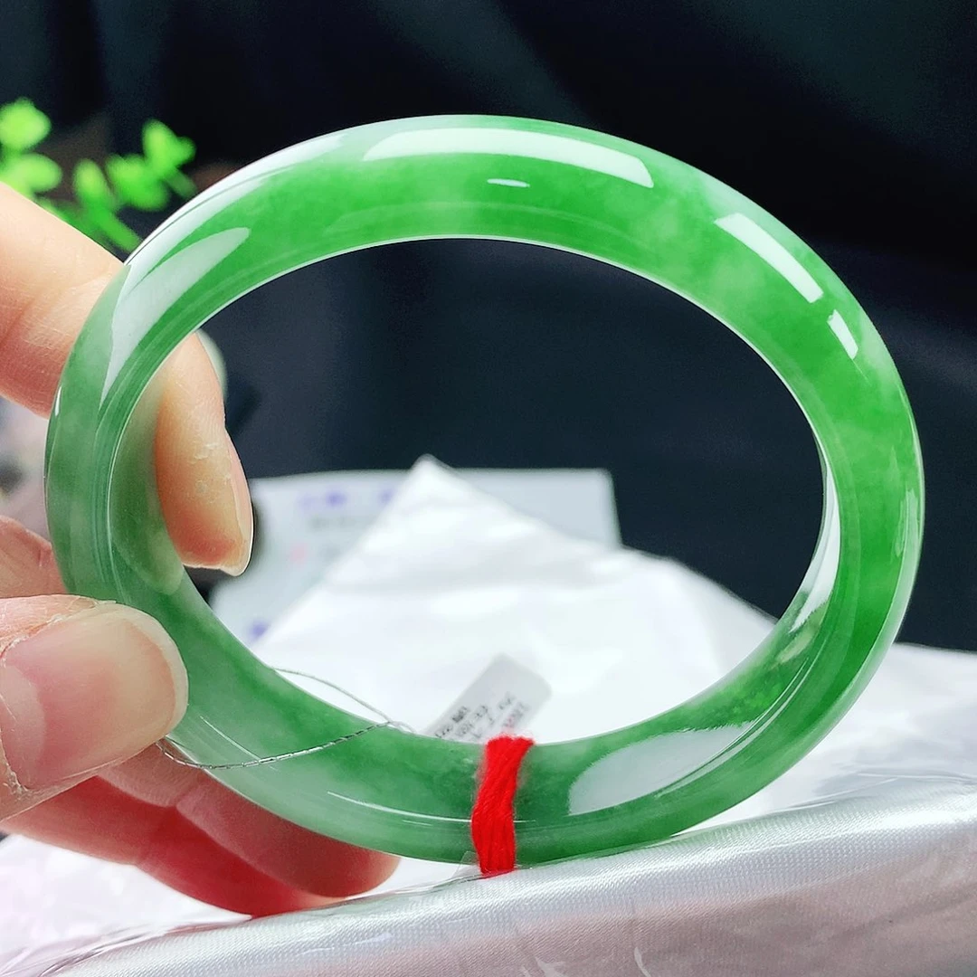 翡翠手镯未镶嵌56贵