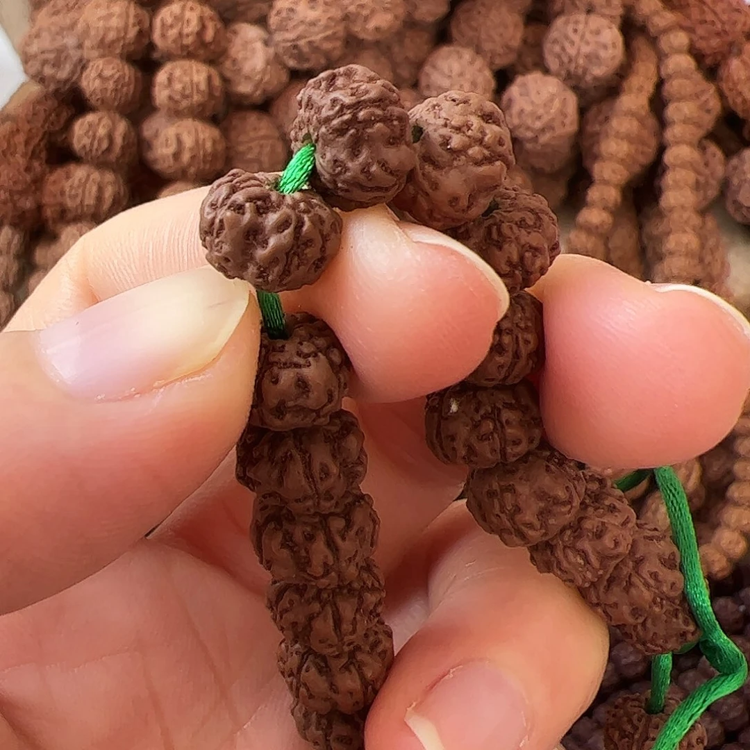 吊坠金刚菩提刹车片梅花，一条保手持