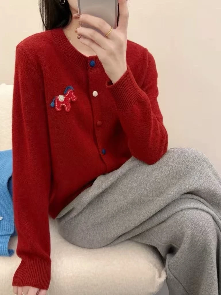 2025秋冬季圣诞节新款圆领长袖小马图案宽松百搭针织开衫上衣