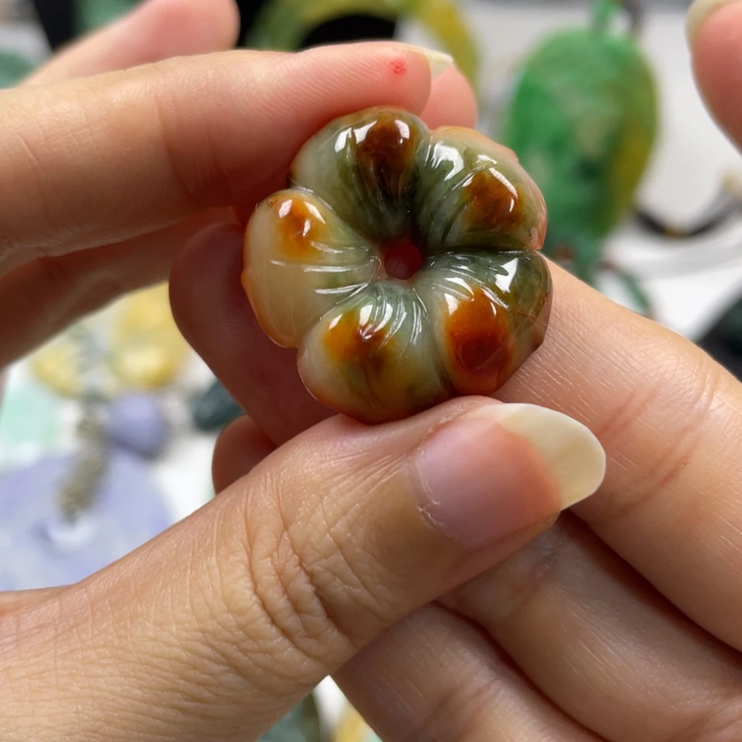 旺***山翡翠未镶嵌颈饰牌子
