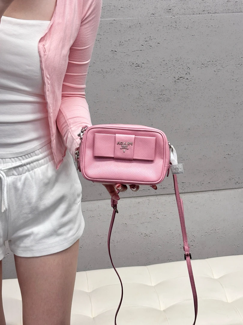 95新 Prada/普拉达 prada樱花粉相机斜挎包（K）