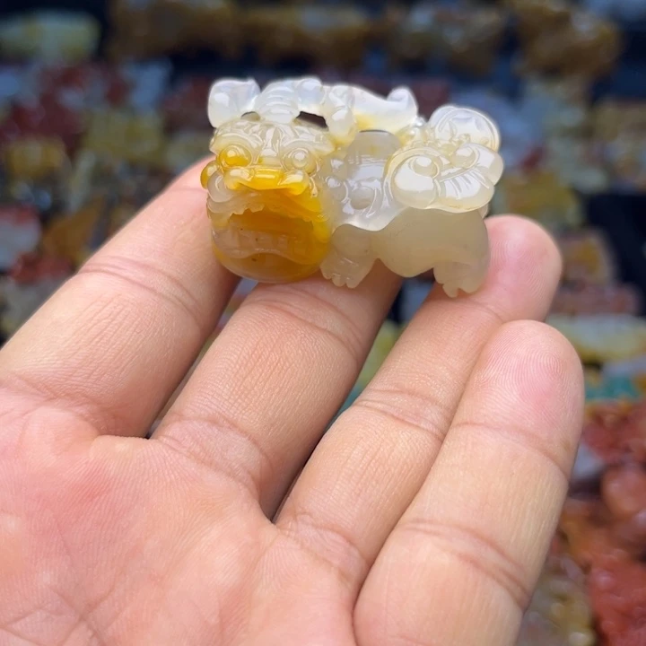 石英质玉（黄龙玉）未镶嵌颈饰