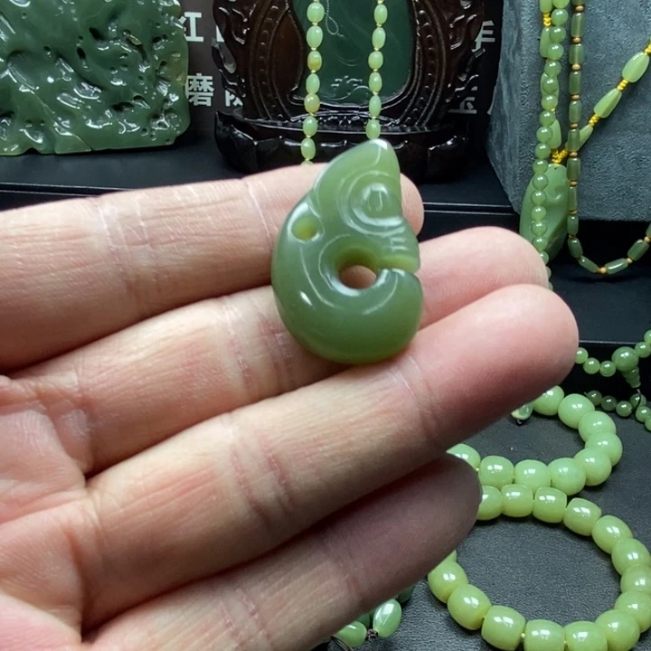 岫岩老玉（透闪石质玉）颈饰未镶嵌