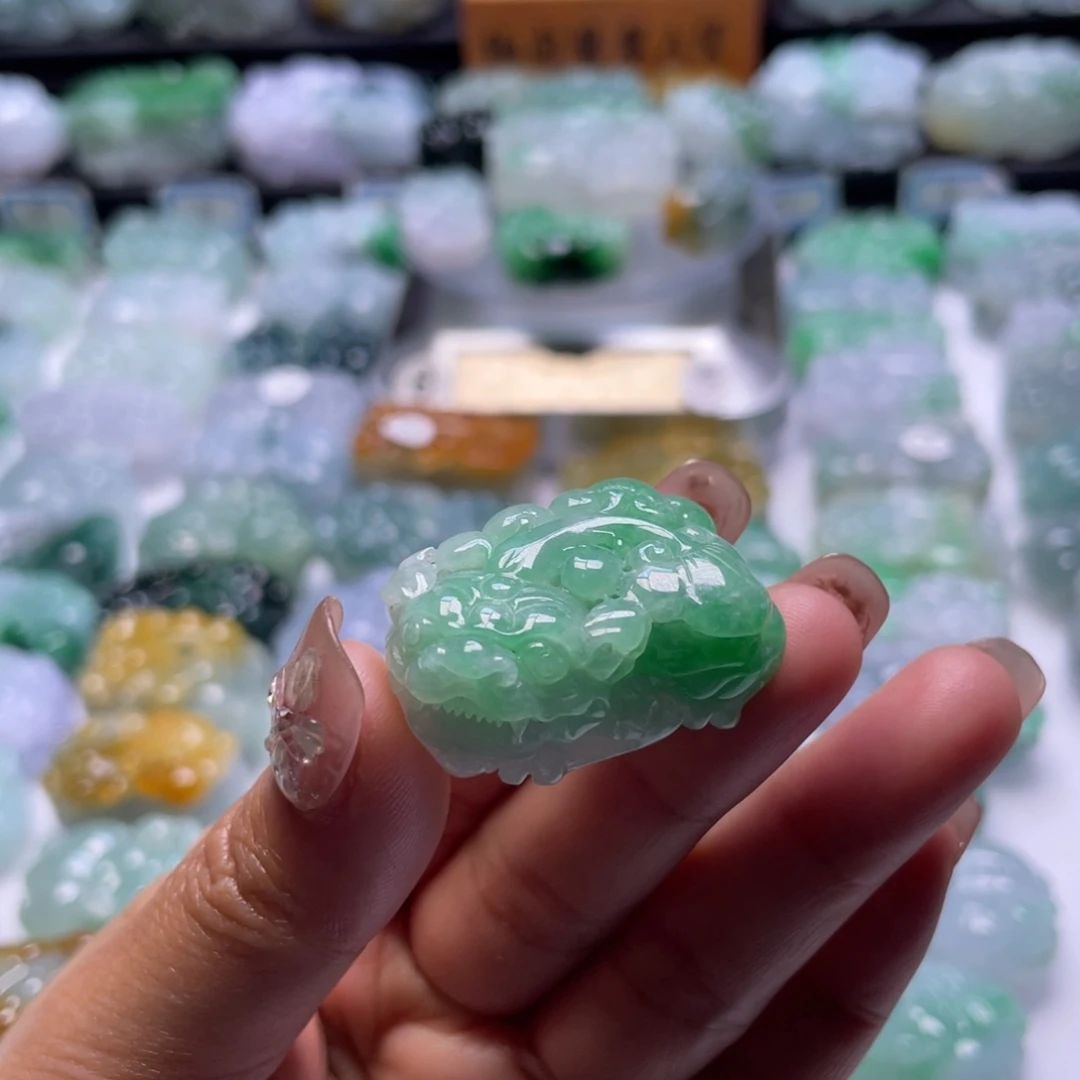 翡翠未镶嵌颈饰貔貅