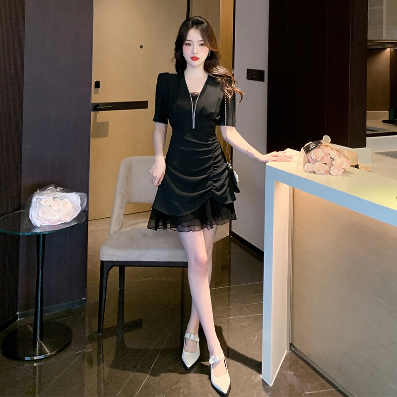 DUCURNO法式深V领连衣裙女夏季2025新款收腰褶皱收腰显瘦包臀短裙