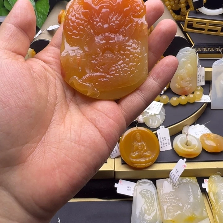 不***菜石英质玉（黄龙玉）未镶嵌颈饰