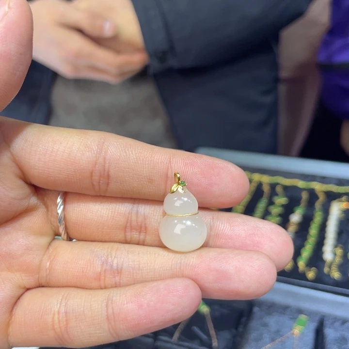 和田玉（糖玉）18K金镶嵌颈饰