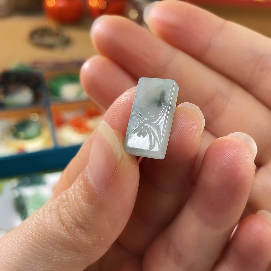 翡翠未镶嵌颈饰蜻蜓