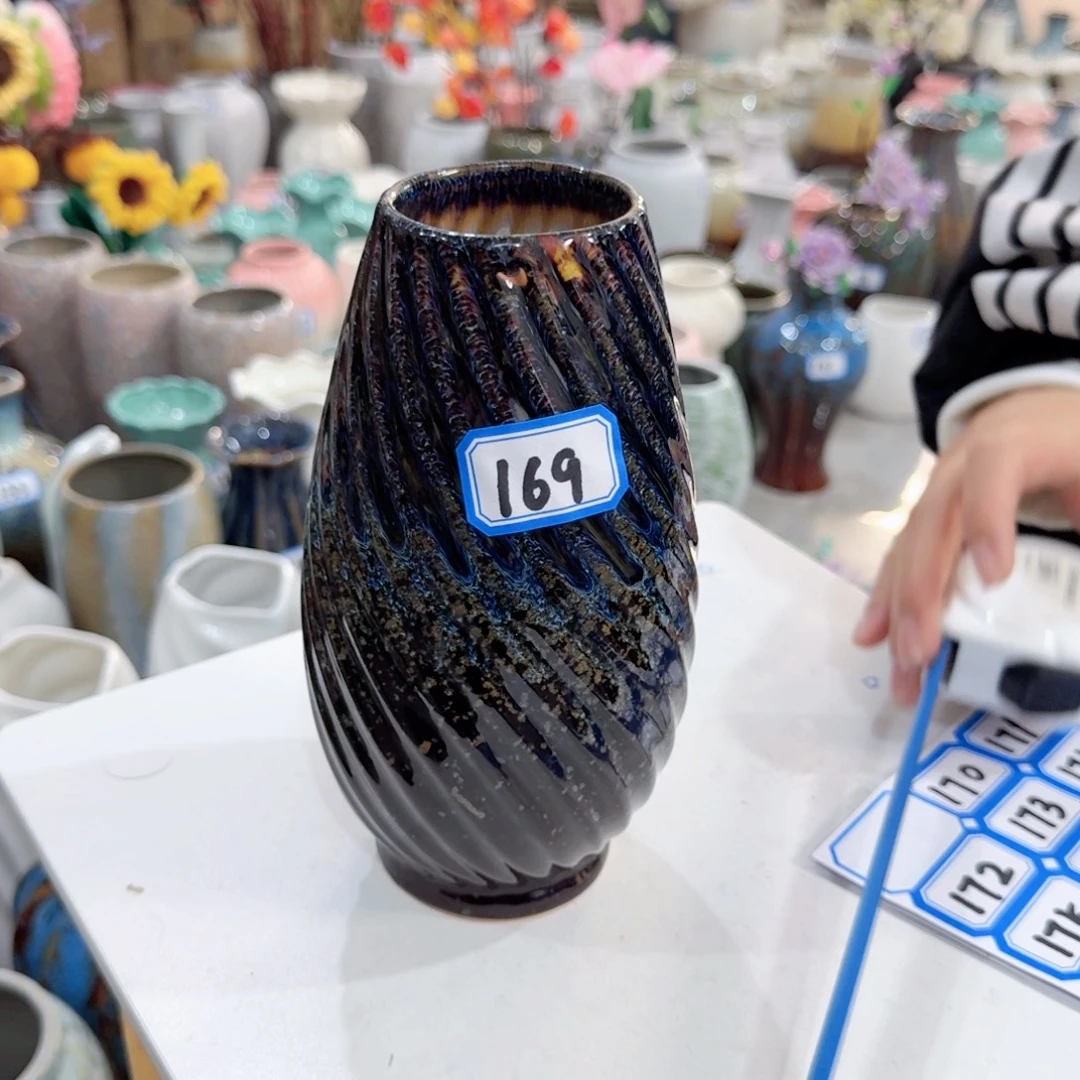 169号陶瓷高19厘米瑕疵一个