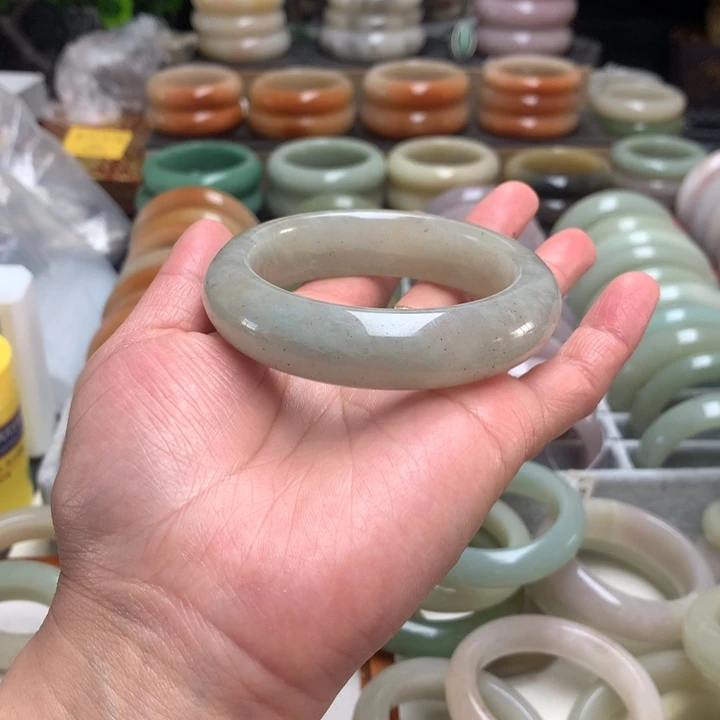 石英质玉（佘太翠）未镶嵌手镯58