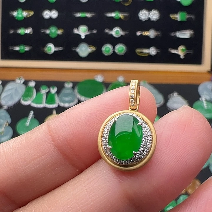 翡翠18K金镶嵌颈饰吊坠