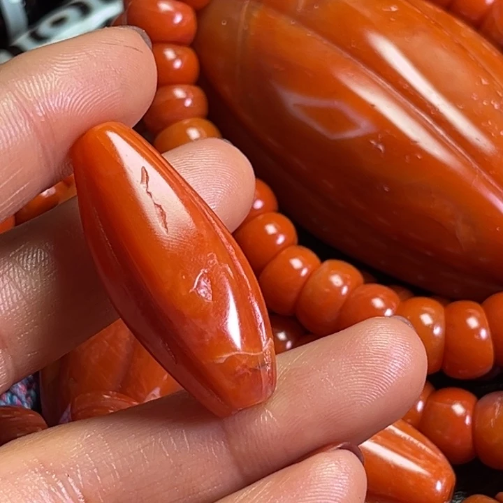 颈饰琉璃?**?琉璃…………