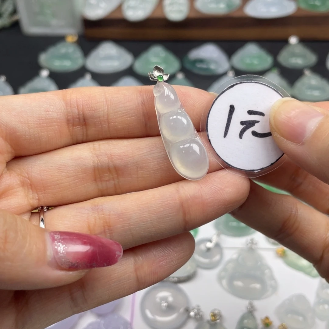 翡翠未镶嵌颈饰豆子