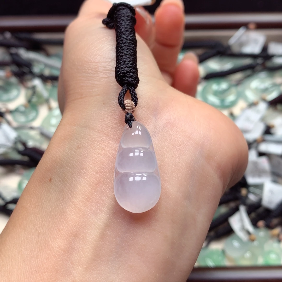 翡翠未镶嵌颈饰福豆