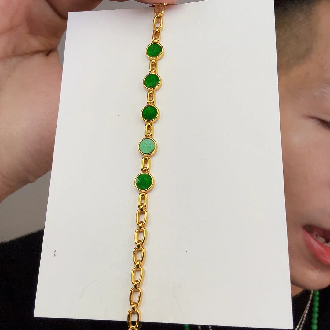 翡翠未镶嵌颈饰一件