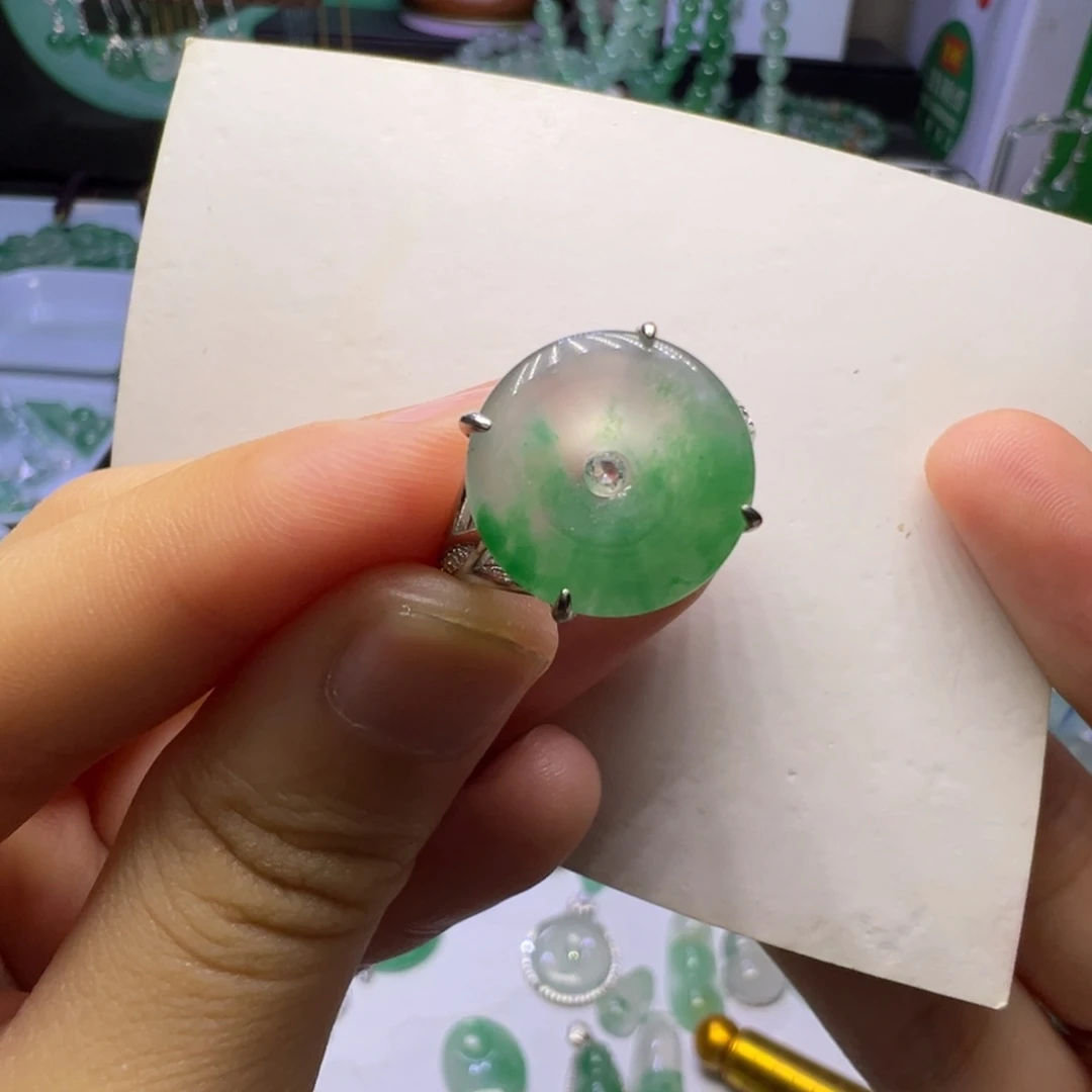 石英质玉(非洲翠)未镶嵌颈饰