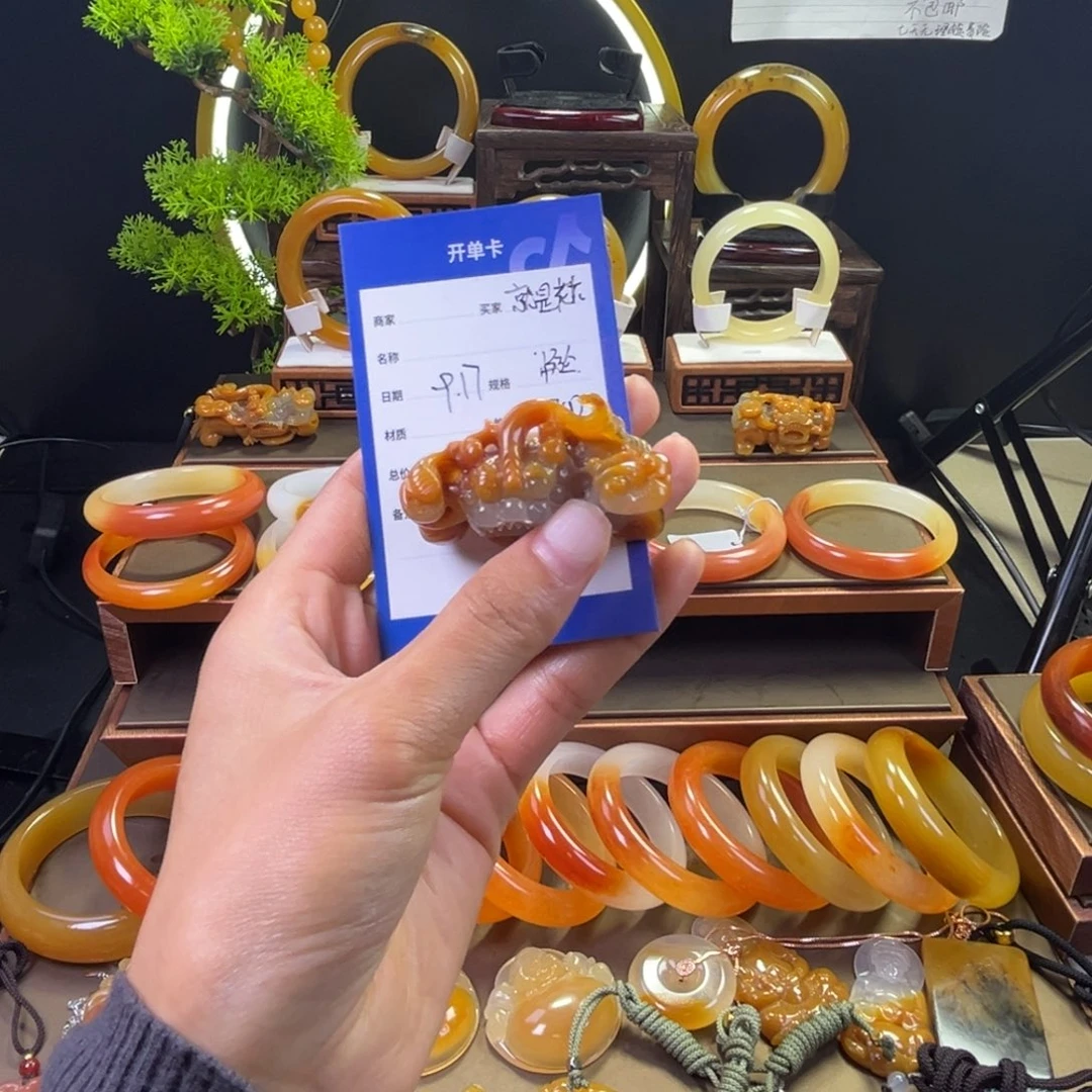 颈饰未镶嵌石英质玉就***呀