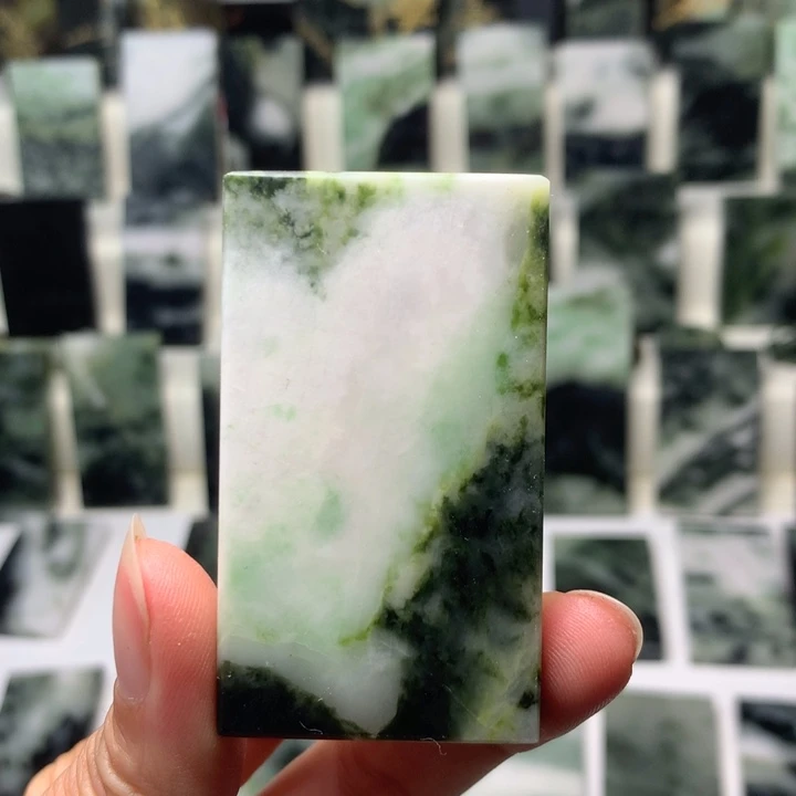 独山玉颈饰未镶嵌