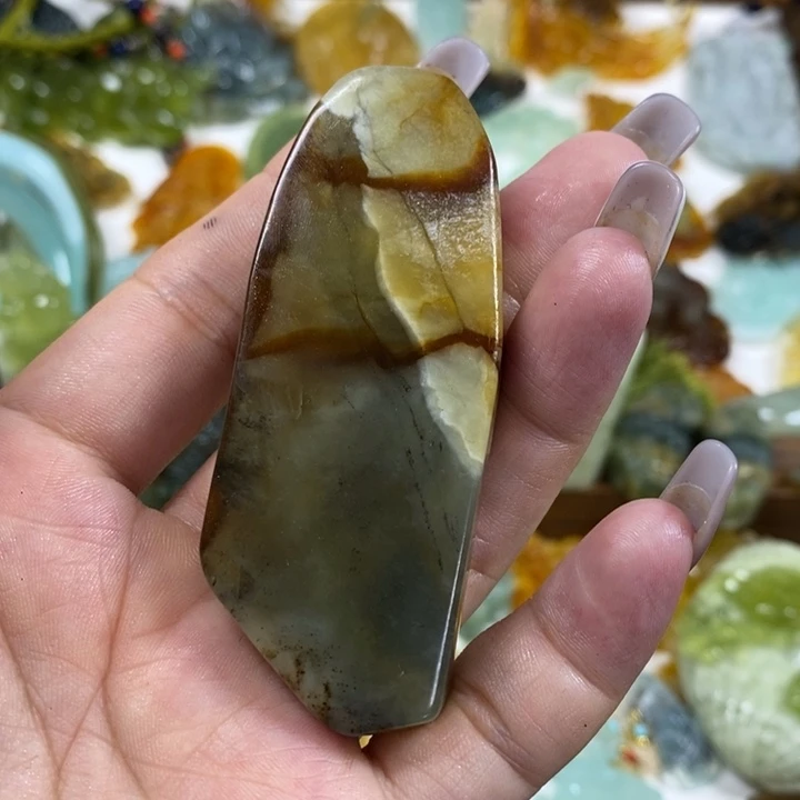 蛇纹石玉未镶嵌吊坠