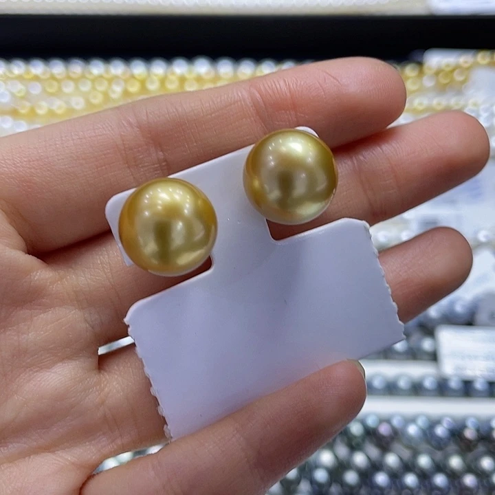 18K金镶嵌海水珍珠耳饰