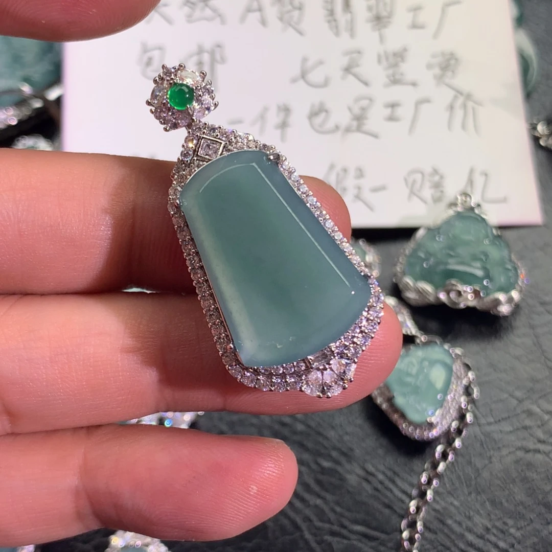 翡翠颈饰未镶嵌无事牌