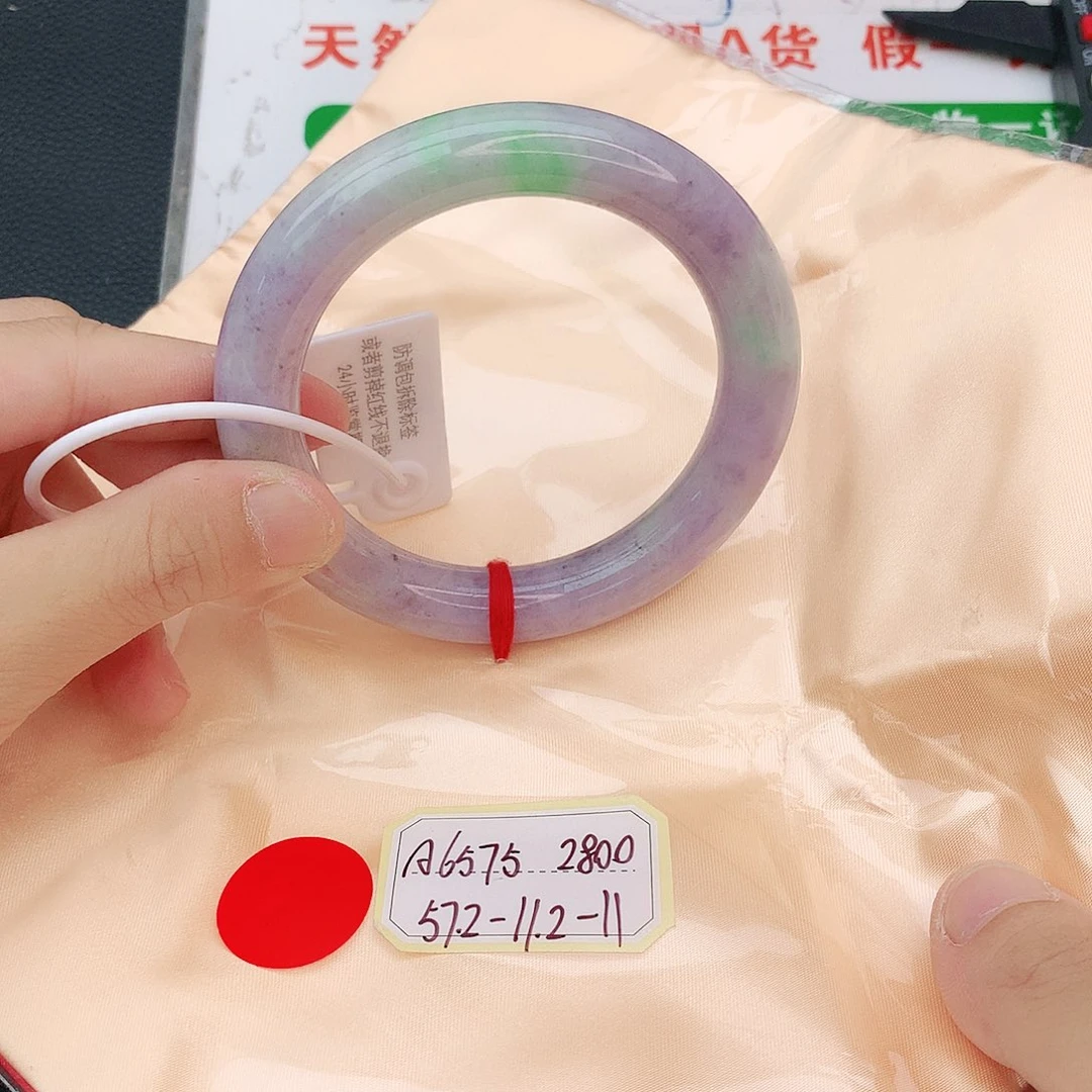 翡翠手镯未镶嵌翡翠