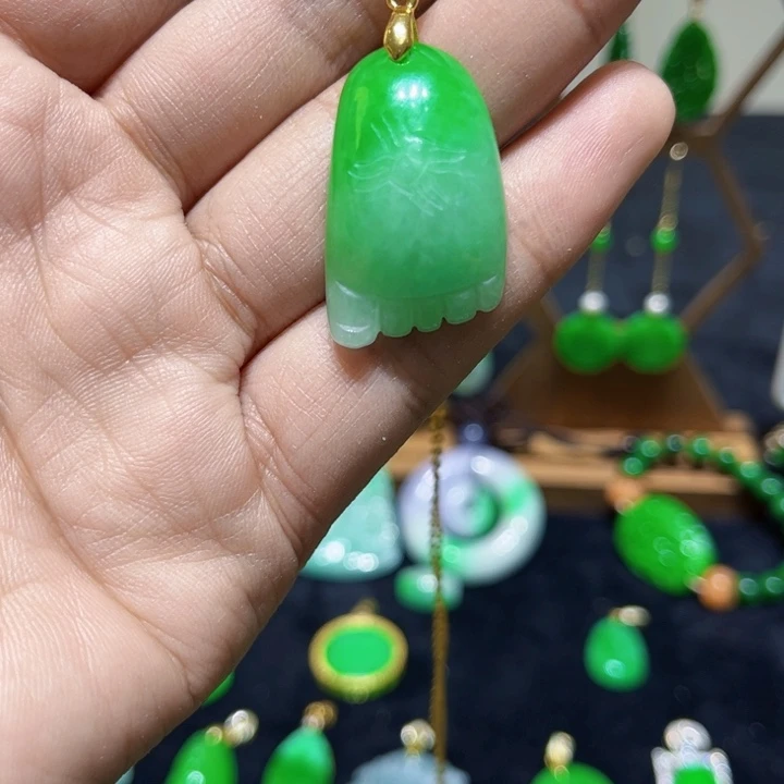 翡翠颈饰未镶嵌吊坠