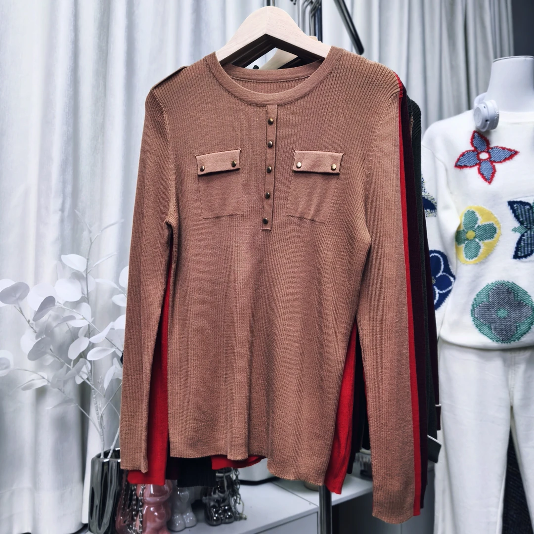 欧货时尚圆领装饰扣针织打底衫女羊毛年秋季新款减龄显瘦长袖上衣