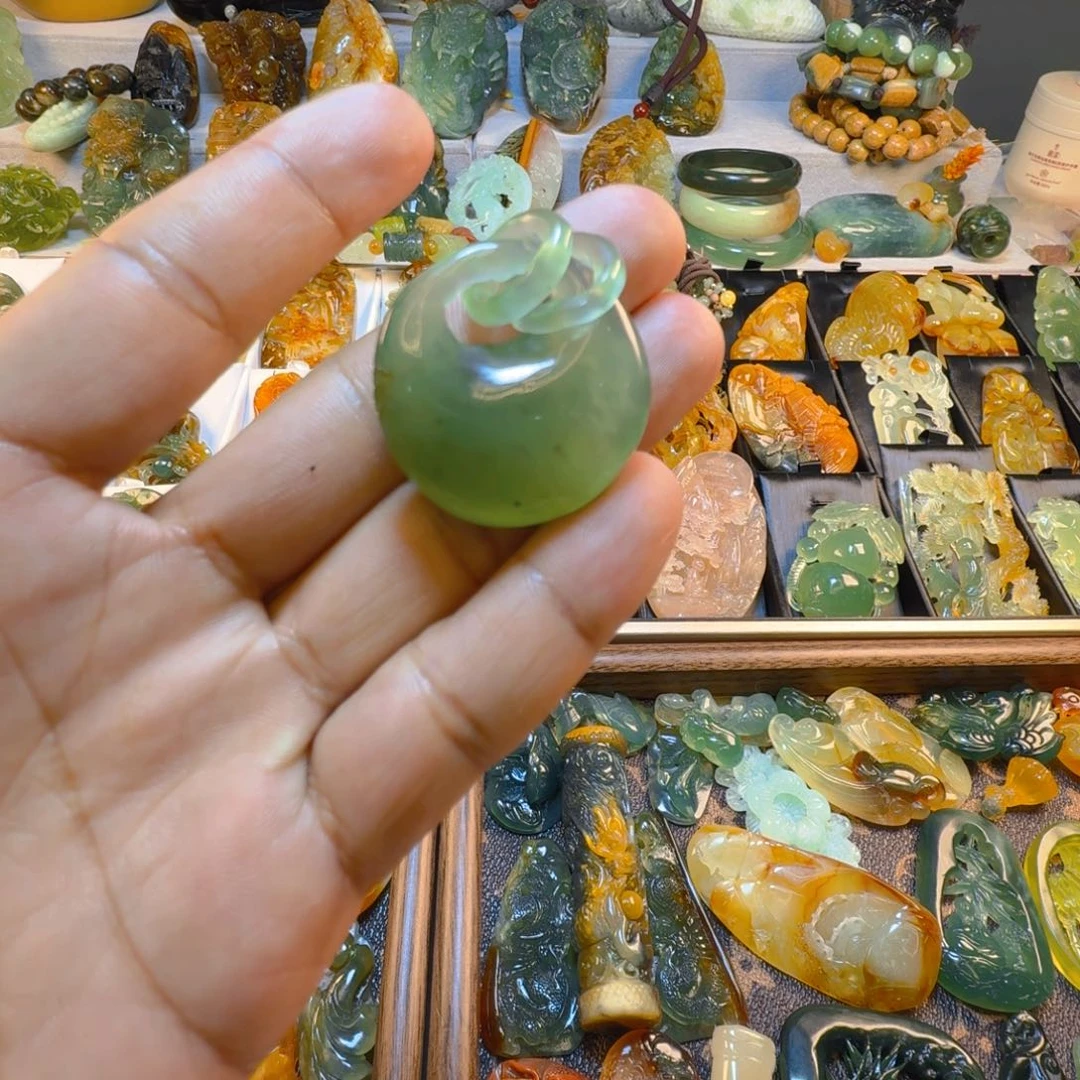 蛇纹石玉未镶嵌颈饰