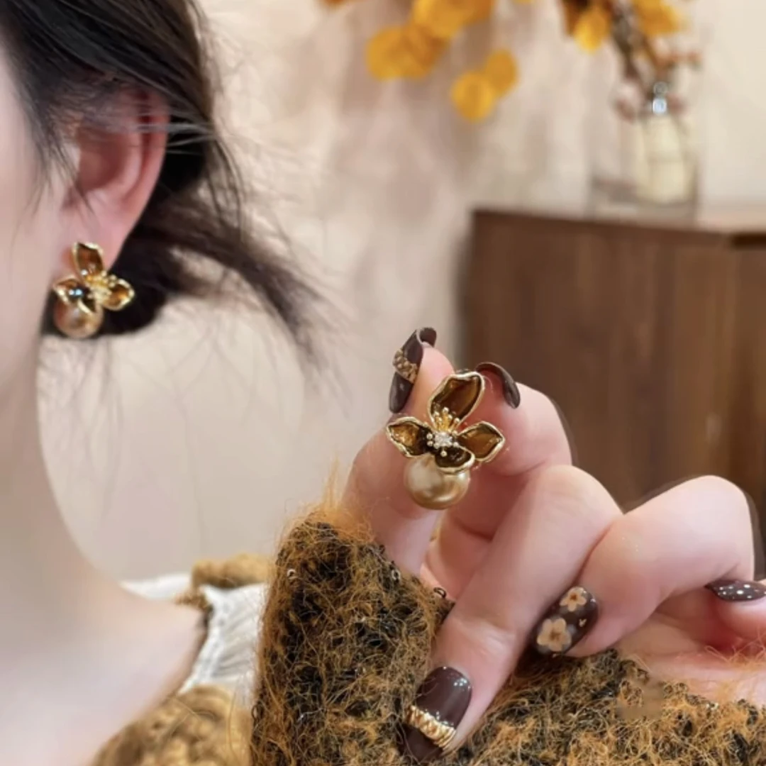 美拉德鸢尾花珍珠耳环女小众设计感百搭耳饰秋冬轻奢高级感耳钉