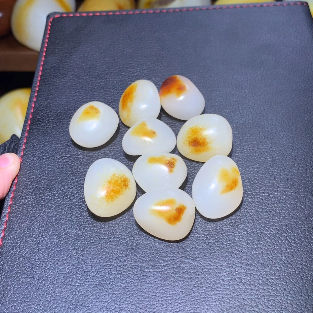 快***豆和田玉未镶嵌颈饰