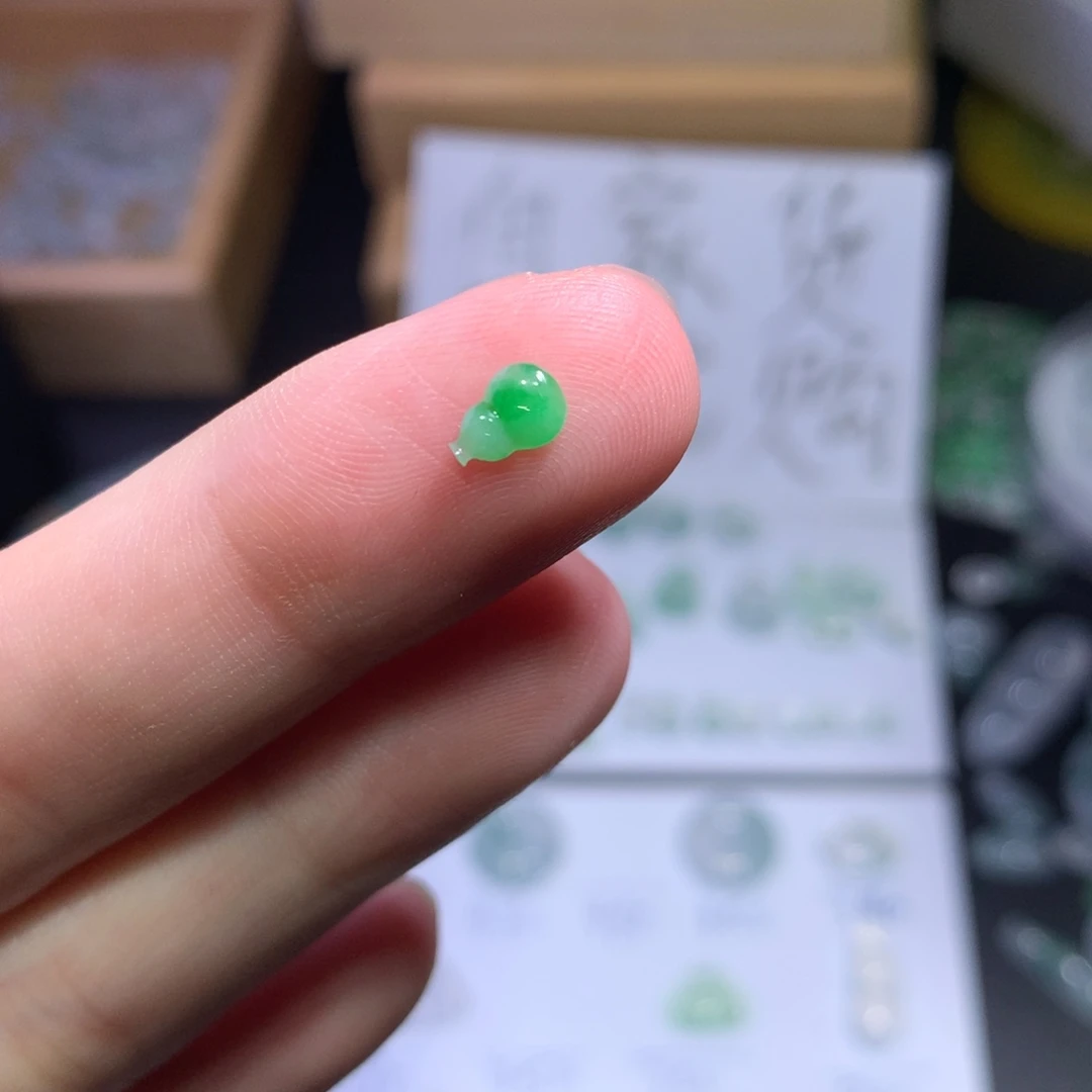 翡翠未镶嵌颈饰葫芦