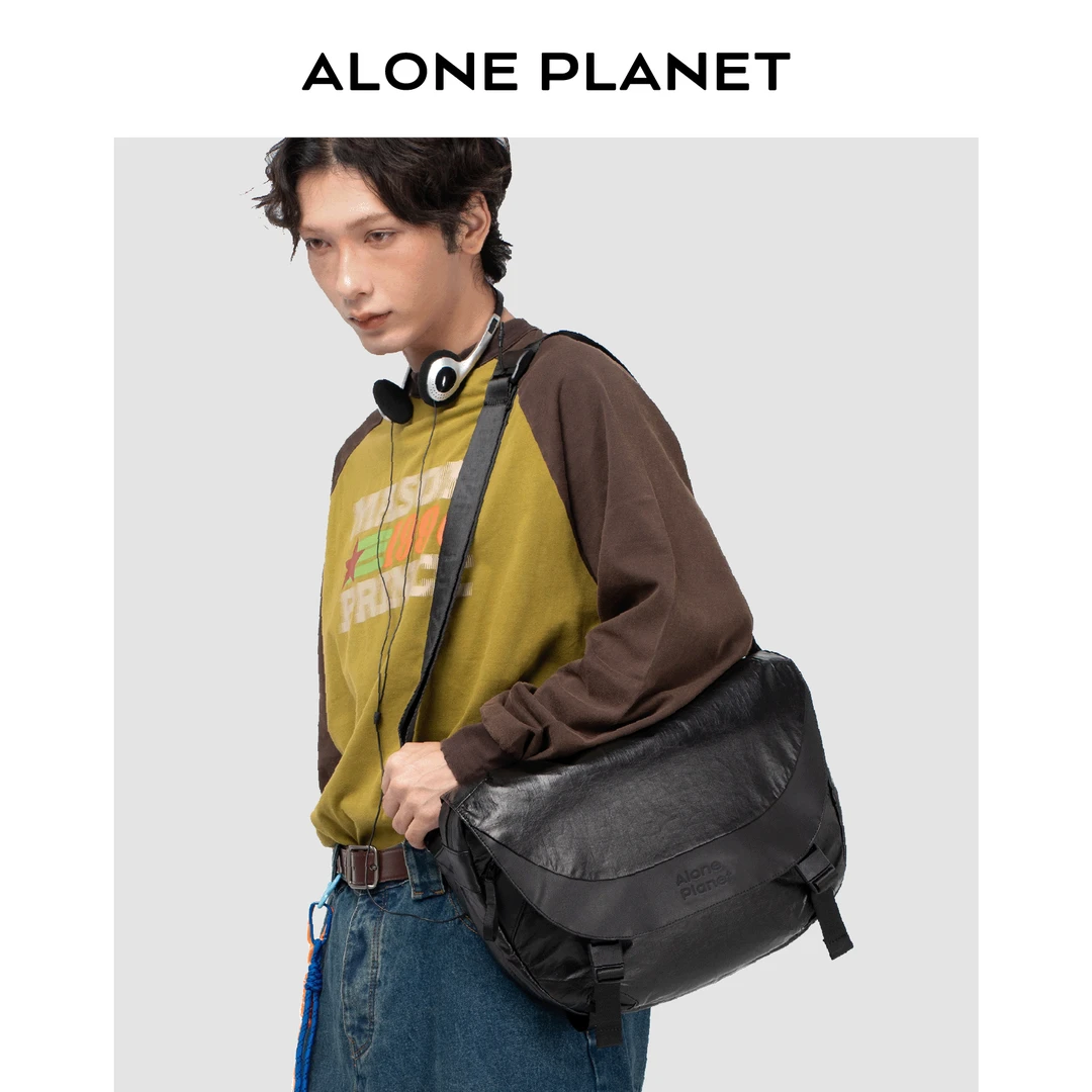 一个人的星球P3斜跨包潮流运动休闲骑行机能通勤单肩挎男士邮差包