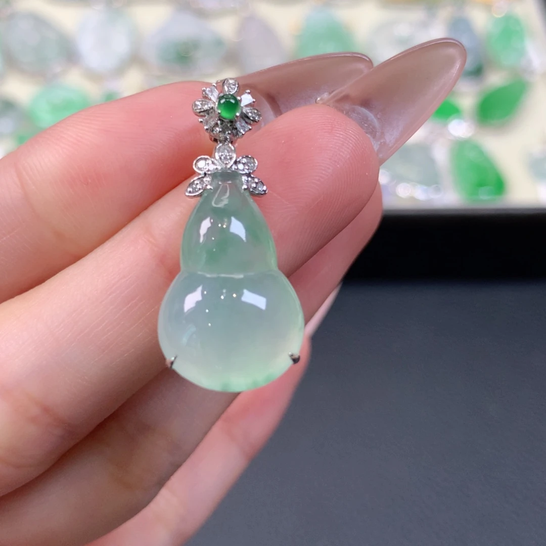 翡翠18K金镶嵌颈饰