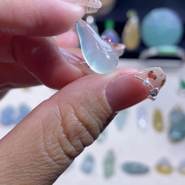 翡翠未镶嵌颈饰玉兰花