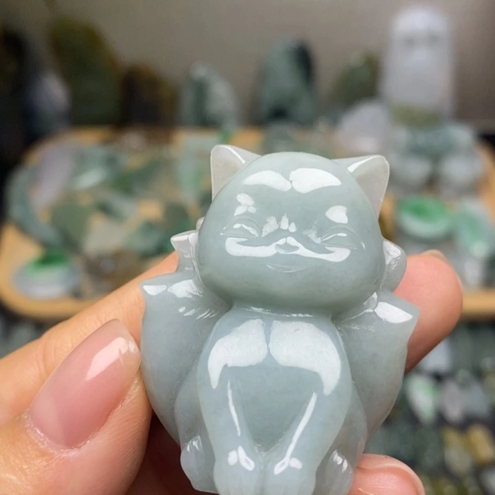 翡翠未镶嵌颈饰九尾狐